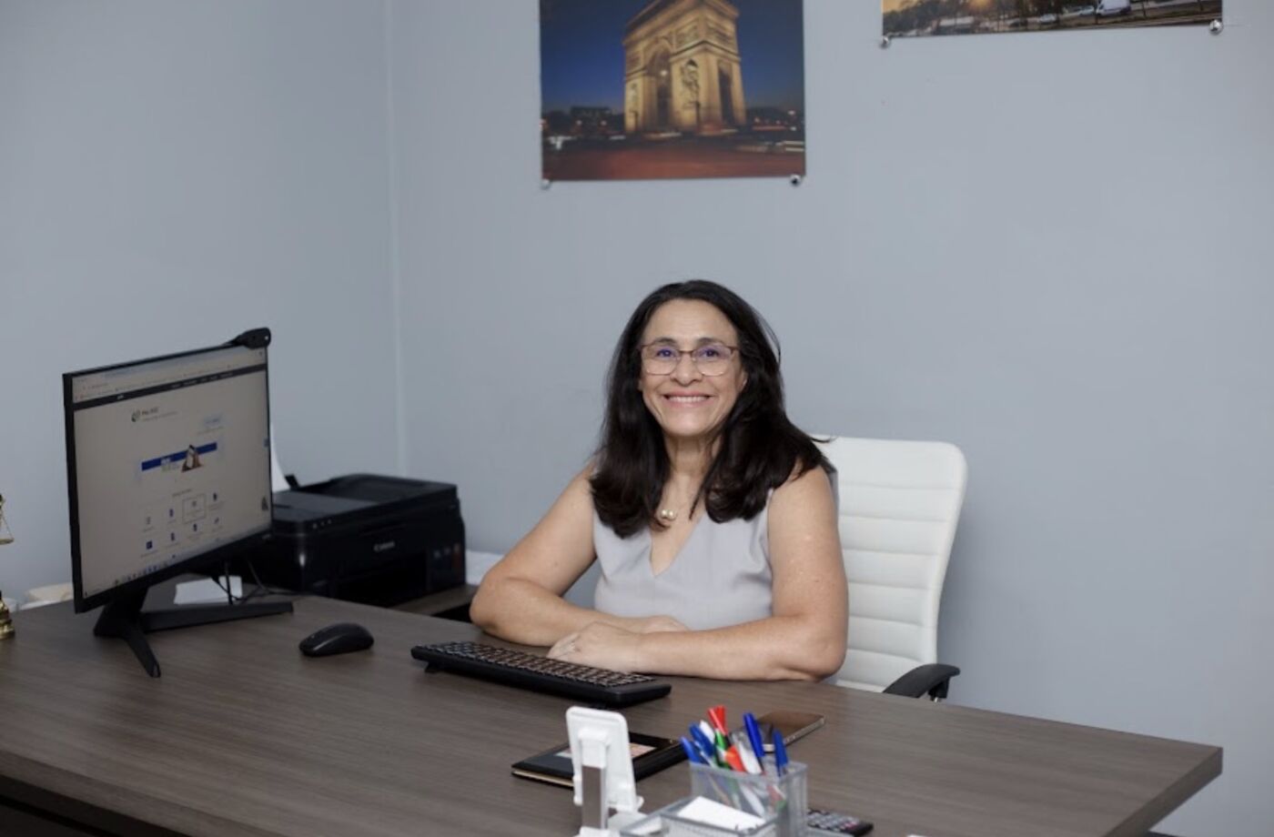 Dra. Miriam Matos Dantas em sua mesa de atendimento no escritório